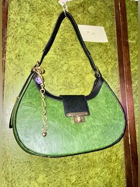 Gucci Charm Auth w/Charm Chain & Green Shoulder Bag Black Trim and Gold Hardware